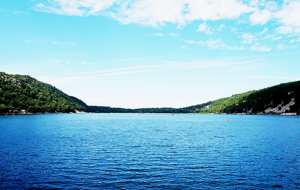 landscape photo of Devil's lake with forest-filled land on the other side of the lake
