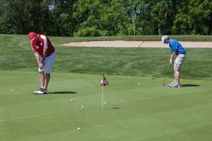 Fierce competition for the putting contest.