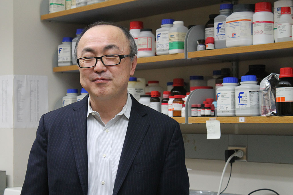 portrait of Glen Kwon in his lab