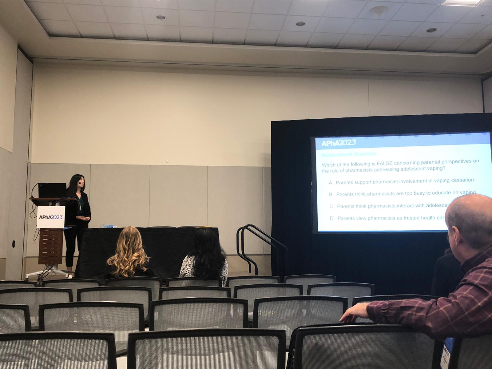 Jenny Li presents her podium presentation at APhA.