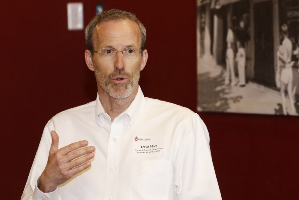 Professor David Mott leads the discussion among alumni.