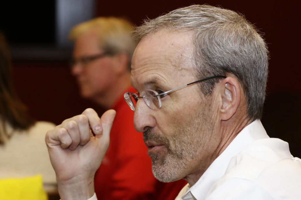 Professor David Mott leads the discussion among alumni.