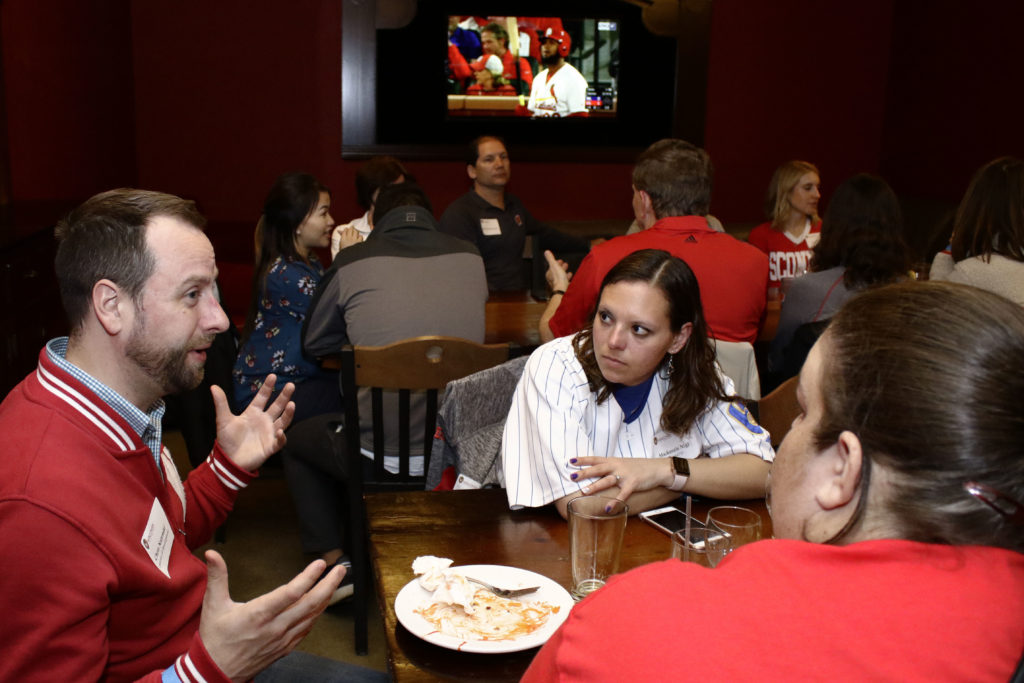 Alumi gather together and share their experience in their life.