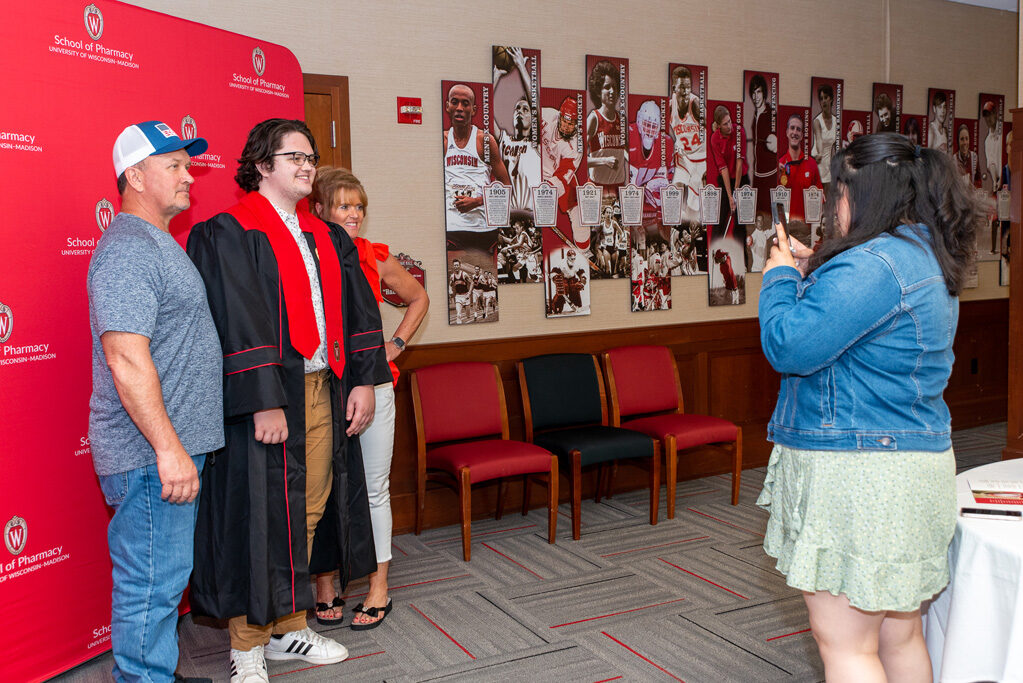 Graduated student with their parents