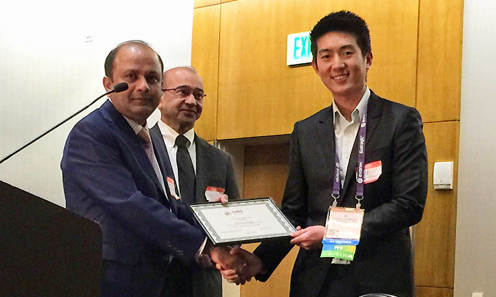 Rattavut Teerakapibal receiving his AAiPS award.