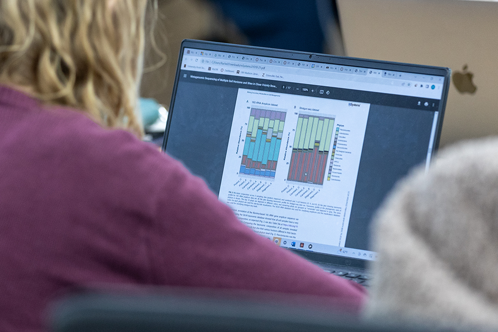 A student working in the Tiny Earth Genomics course.