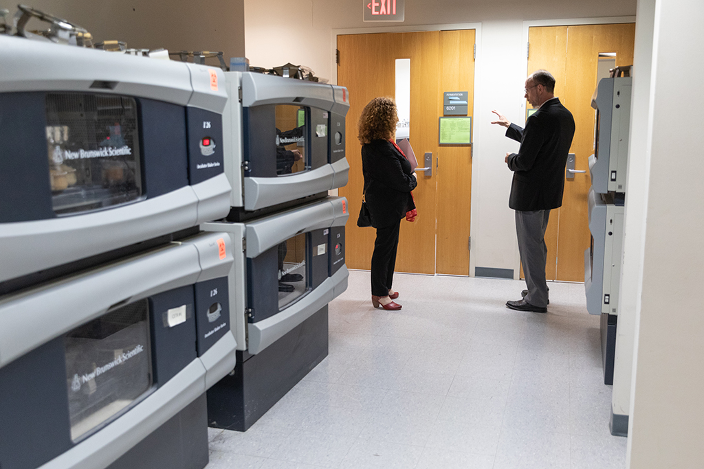 Tim Bugni giving Chancellor Mnookin a tour of the School of Pharmacy, showing her the sixth floor