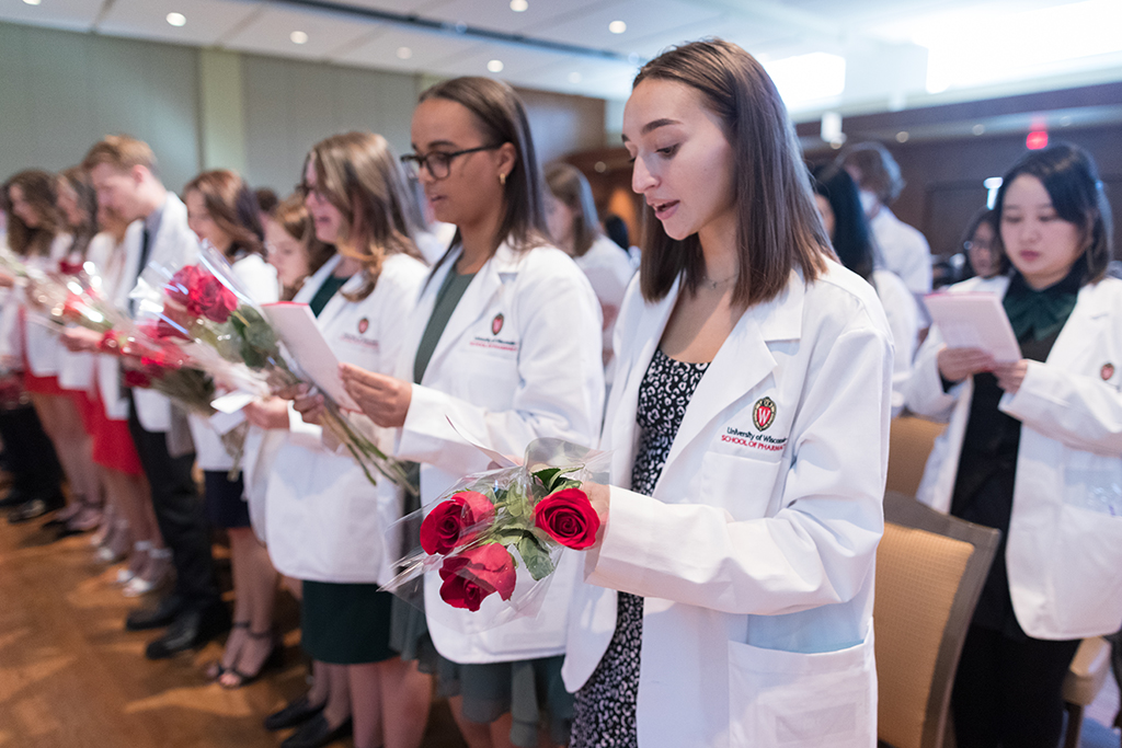 PharmD students in the Class of 2026 read the Oath of a Pharmacist at the 2022 White Coat Ceremony.